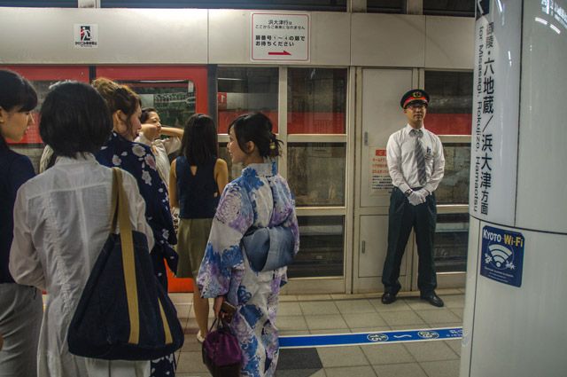 Толкатель в метро Киото.