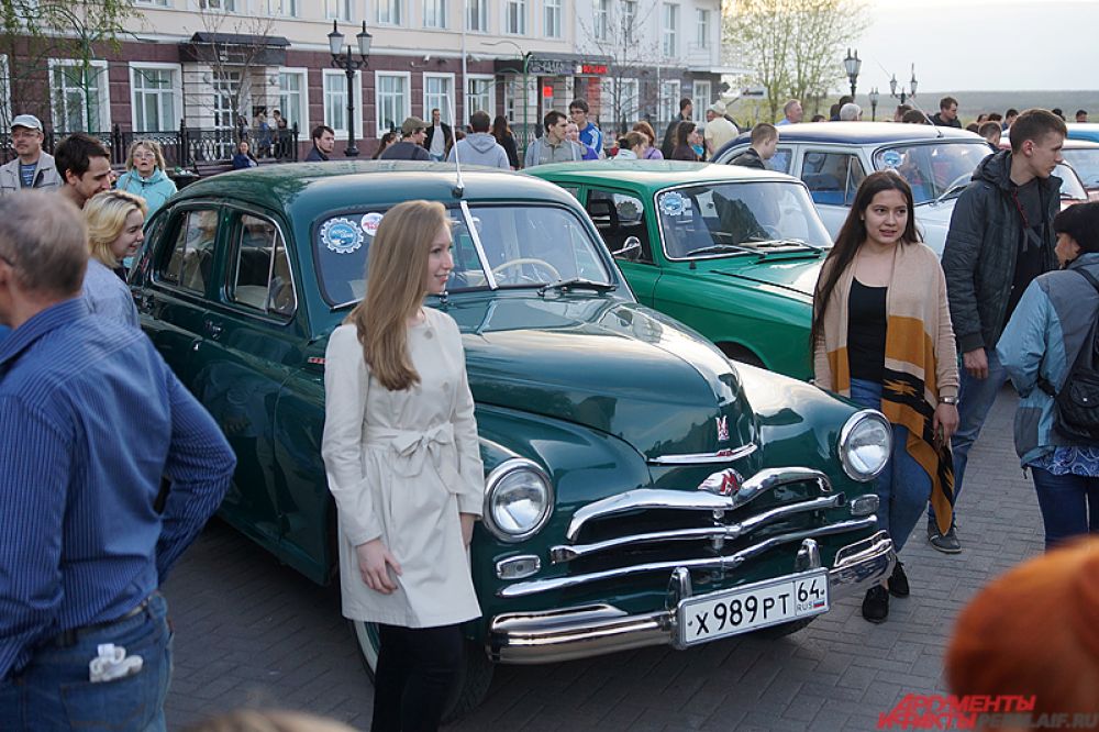 Пермяки тут же окружили автомобили. Бесплатно пофотографироваться с экспонатами в этот день мог любой желающий.