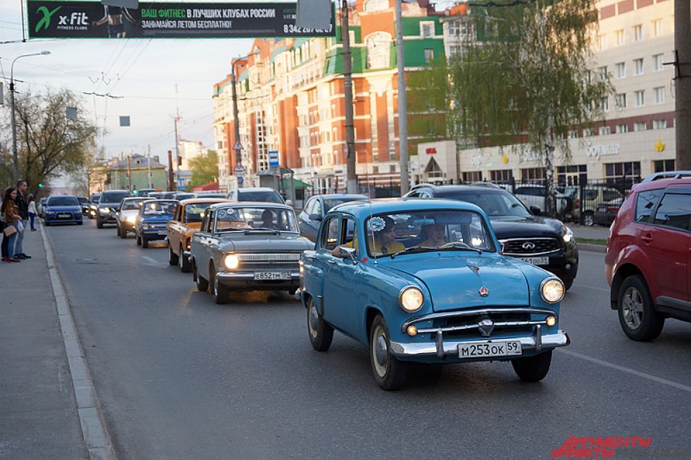Колонна ретроавтомобилей проехалась по Перми вечером в субботу, 20 мая.