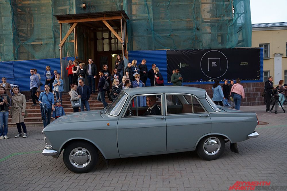 Автомобили расположились рядом с Пермской художественной галереей.