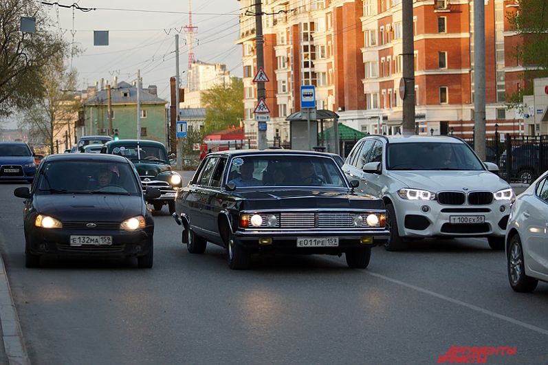 Всего в мероприятии участвовали порядка 10 старых советских автомобилей: легендарная «Чайка», «Запорожец», «Москвич», «Победа» и другие раритетные модели. 