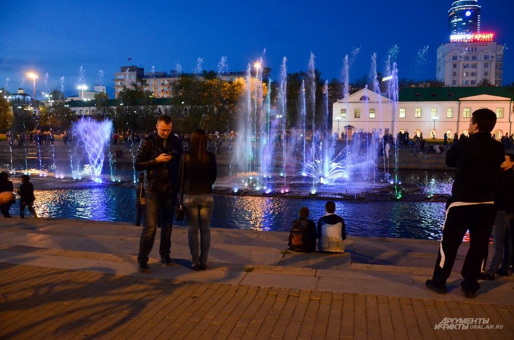 Светящиеся поющие фонтаны в Историческом сквере.