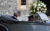 На церемонию счастливая невеста прибыла вместе с отцом Майклом в ретро-автомобиле.
