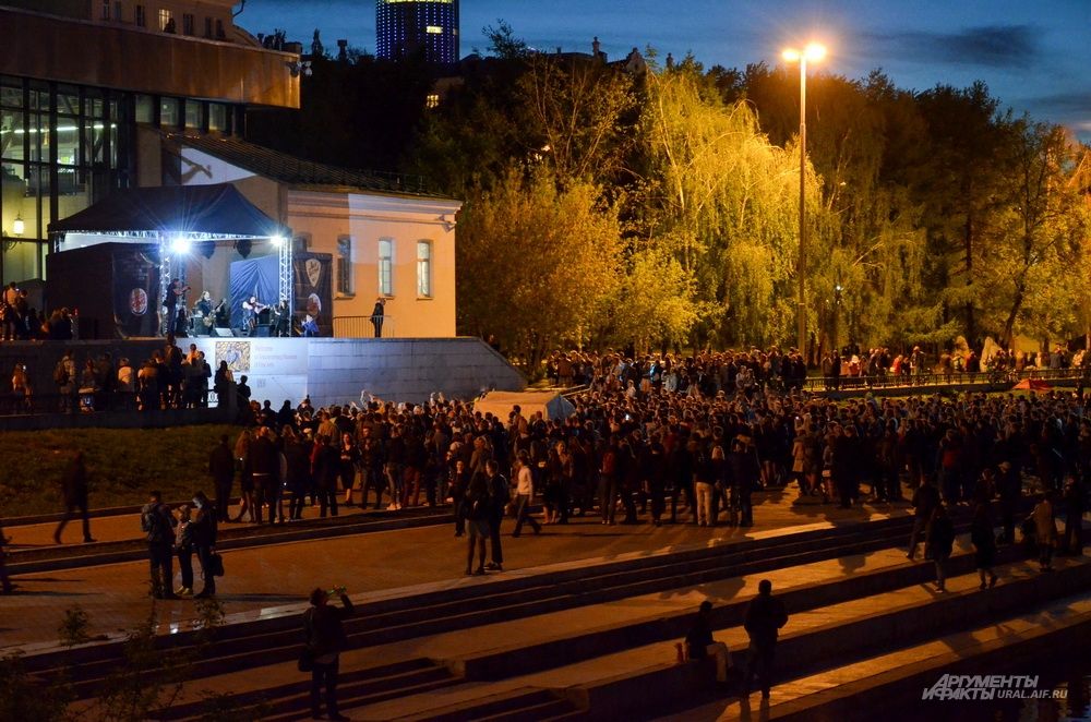 Выступление группы «Красная скрипка» на «Ночи музеев» перед зданием Екатеринбургского музея изобразительных искусств.