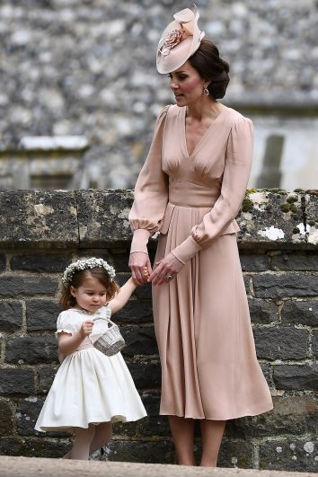 Кейт Миддлтон с дочерью принцессой Шарлоттой.