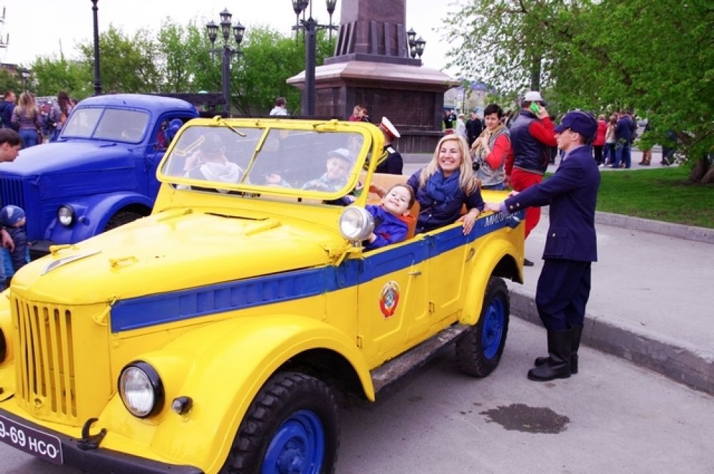 Посетителей ждала традиционная фотосессия в стиле ретро с автомобилями и мотоциклами советского периода.