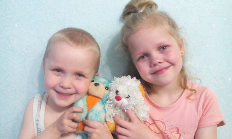 Горьковы Егор (5 лет) и Женя (7 лет). У Егора любимая игрушка голубой щенок Шалун. У Жени - кучерявый медвежонок Бося.