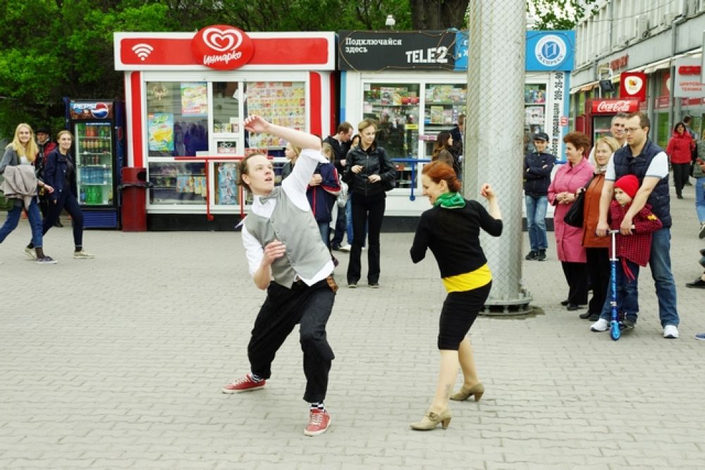 Возле Краеведческого музея развернулись жаркие танцы.