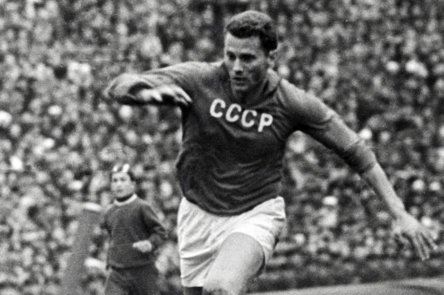 Центральный нападающий сборной команды СССР по футболу Виктор Понедельник. 1963 год.