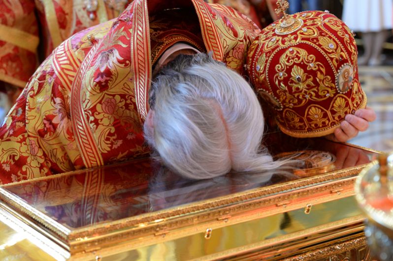 Священнослужитель поклоняется ковчегу с мощами святителя Николая Чудотворца в храме Христа Спасителя в Москве.