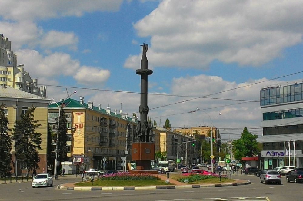 Дом в городе липецк. Монумент основателям Липецка. Памятник основателям Липецка. Памятник на площади Плеханова в Липецке. Центральная улица Липецка.