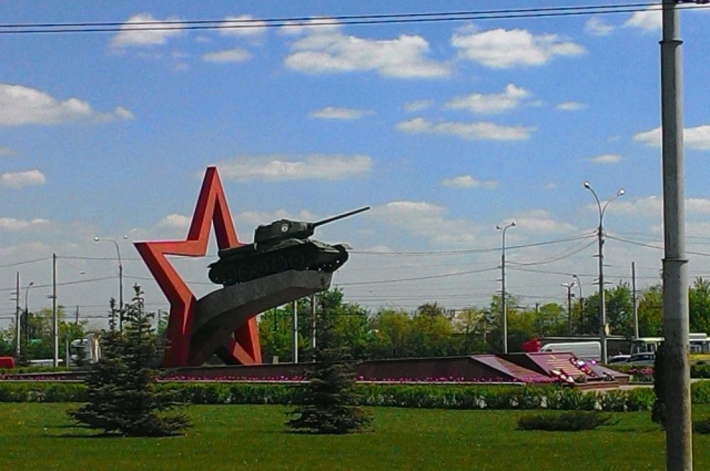Памятник был открыт 1 декабря 1978 года. На изогнутой железобетонной плите был установлен настоящий танк Т-34 на фоне контура звезды. Вокруг посажены серебристые ели. Инициаторами создания памятника были липецкие ветераны-танкисты армии Катукова.
