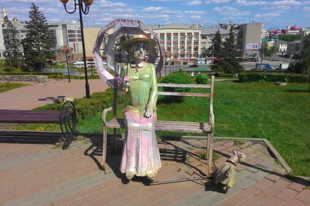 Скульптура Акопа Халафяна «Дама с собачкой» у Липецкого областного драмтеатра имени Льва Толстого. Технология изготовления ничем не отличается от «Бременских музыкантов». На её исполнение скульптору потребовался месяц.