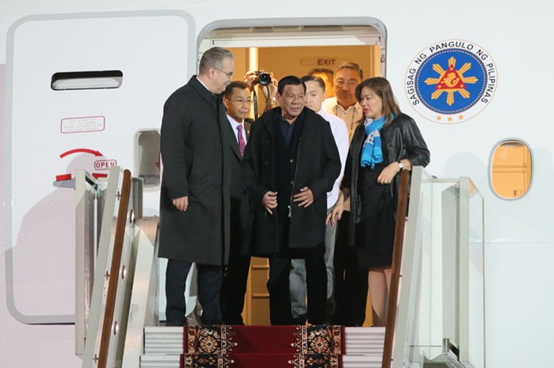 Президент Филиппин Родриго Дутерте (в центре), прибывший в Москву с официальным визитом, в московском аэропорту «Внуково-2».