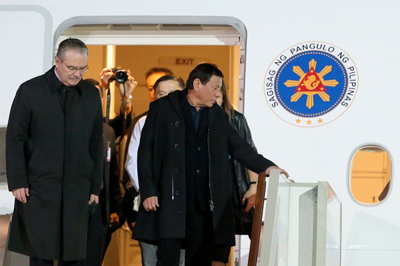 Президент Филиппин Родриго Дутерте (в центре), прибывший в Москву с официальным визитом, в московском аэропорту «Внуково-2».