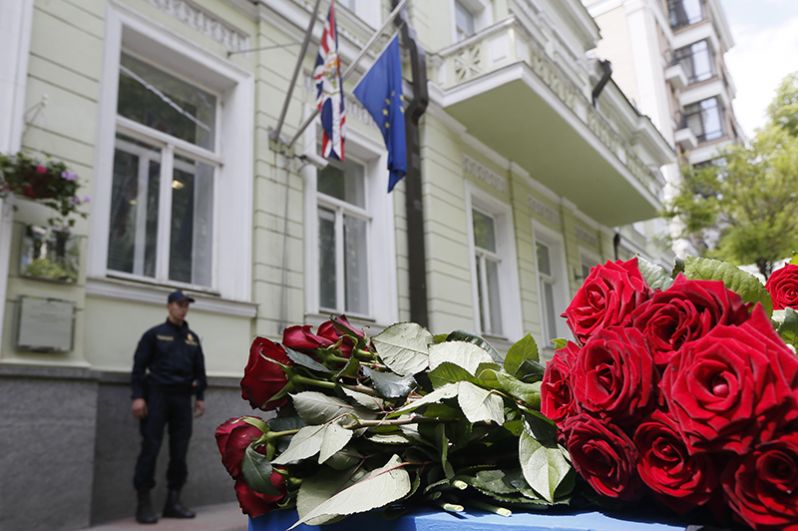 Цветы у британского посольства в Киеве.