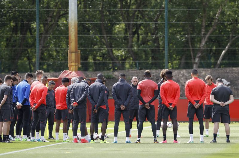 С минуты молчания также началась тренировка игроков футбольного клуба «Манчестер Юнайтед».