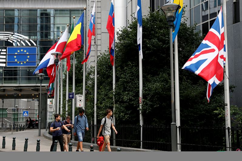 Приспущенный британский флаг у здания парламента ЕС в Брюсселе.