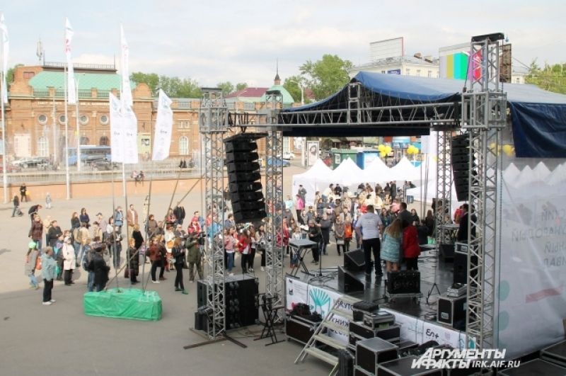 Также на площади была установлена сцена, на которой проходили концерты и читки отрывков из книг, приехавших в Иркутск авторов. 