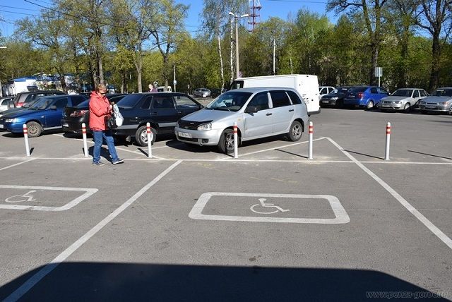 Рядом с платной парковкой предусмотрены бесплатные места для инвалидов.