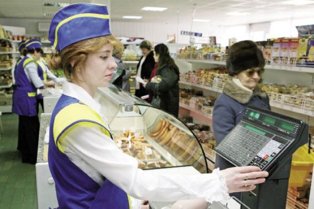 Кто должен складывать продукты в пакет — продавец или покупатель?