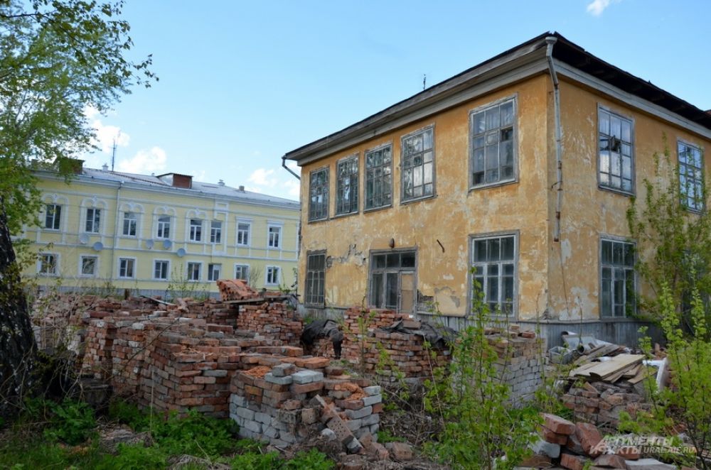 Старый дом на фоне отреставрированного.