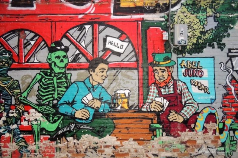На граффити обычные люди соседствуют с троллями, скелетами и другими колоритными персонажами.