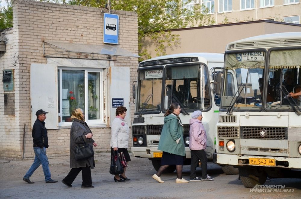 Ирбитчане в очередь идут на общественный транспорт.