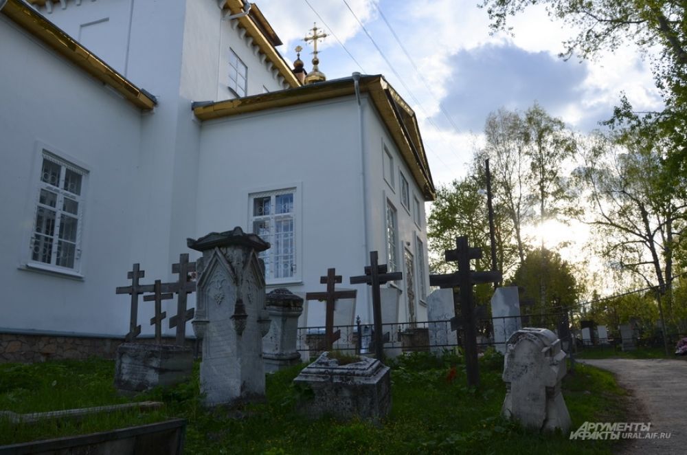 Надгробия XIX века на городском кладбище Ирбита.