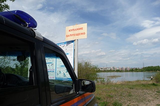 Вот такие стенды появились на берегах водоемов Иркутска.