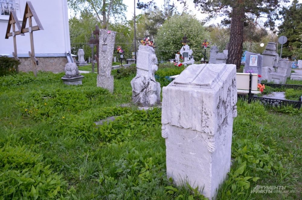 Надгробия XIX века на городском кладбище Ирбита.