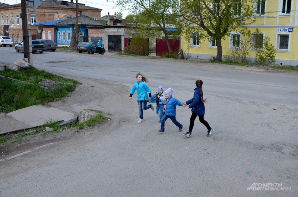 Бегающие дети улице Революции.
