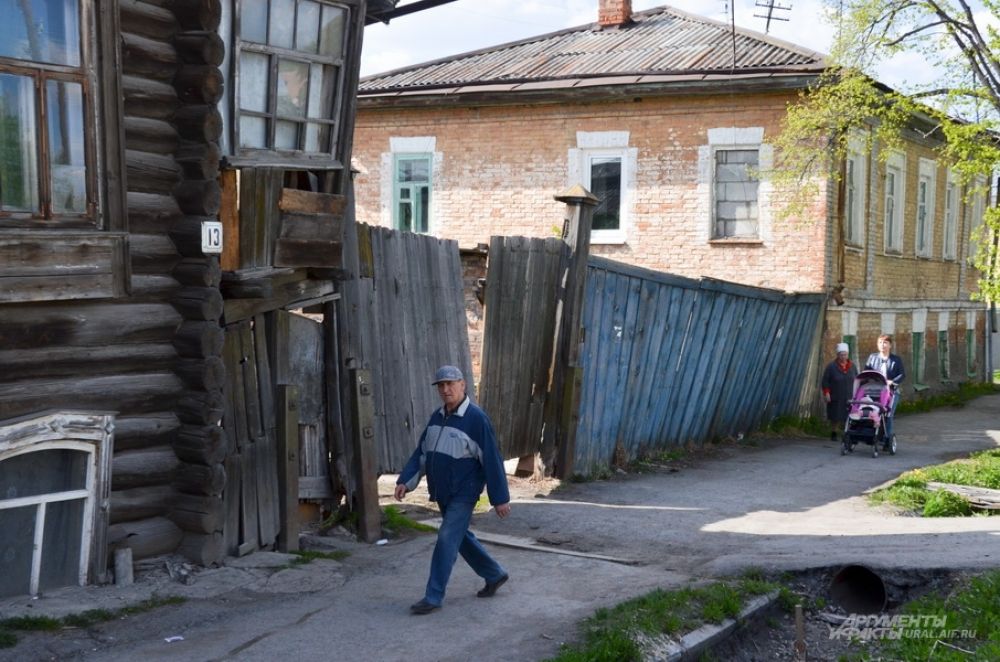 Покосившиеся ворота дома на улице Пролетарской.