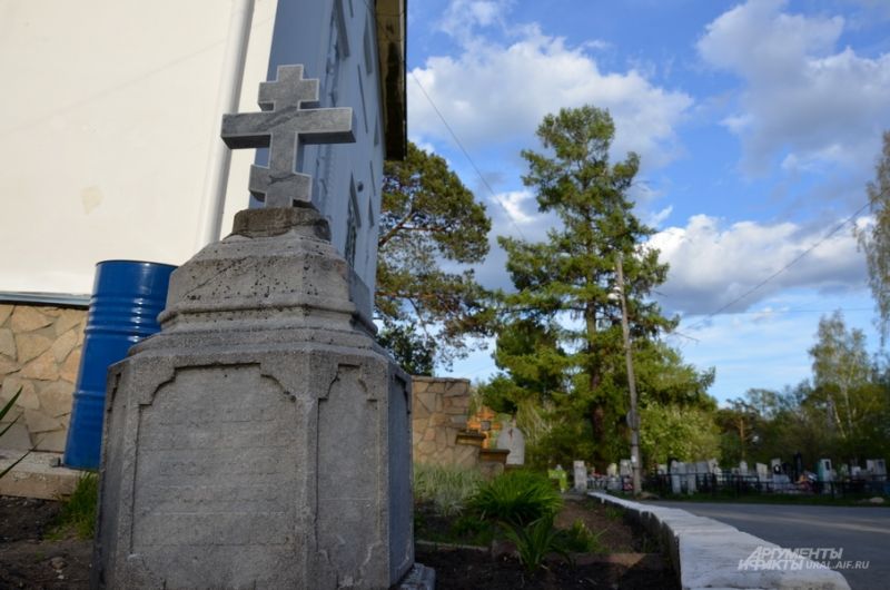 Надгробия XIX века на городском кладбище Ирбита.