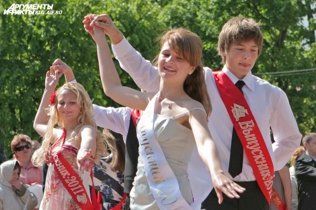 Для 13 тысяч выпускников Калининградской области прозвенит последний звонок.