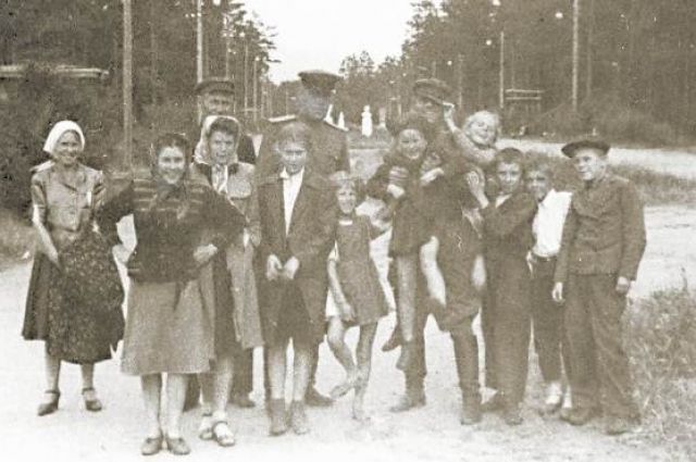 Лето 1946 года. На аллее парка культуры и отдыха в Челябинске.