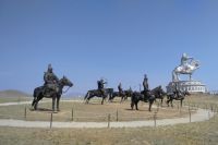 Статуя Чингисхана в чистом поле выглядит очень впечатляюще.