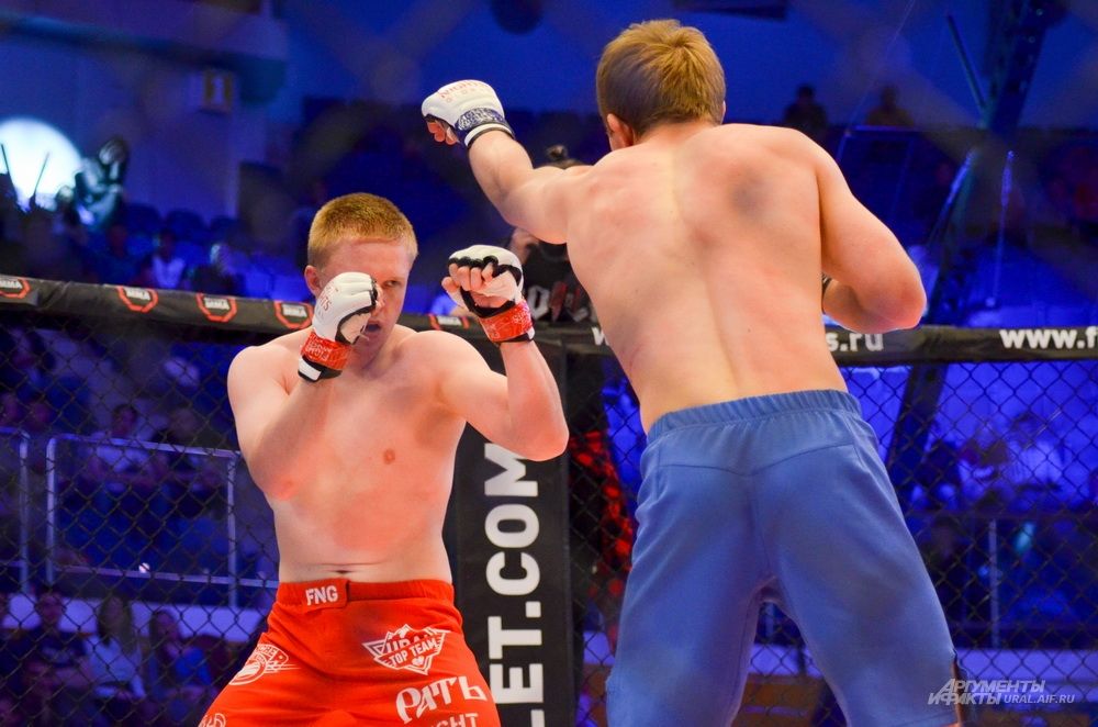 Для Евгения Игнатьева (слева) это была первая победа в Fight Nights Global.