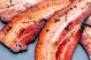 Бекон, жаренный на сковороде – 500 ккал, надо заметить, что свиная отбивная с полоской жира имеет почти такую же калорийность – около 490 ккал.