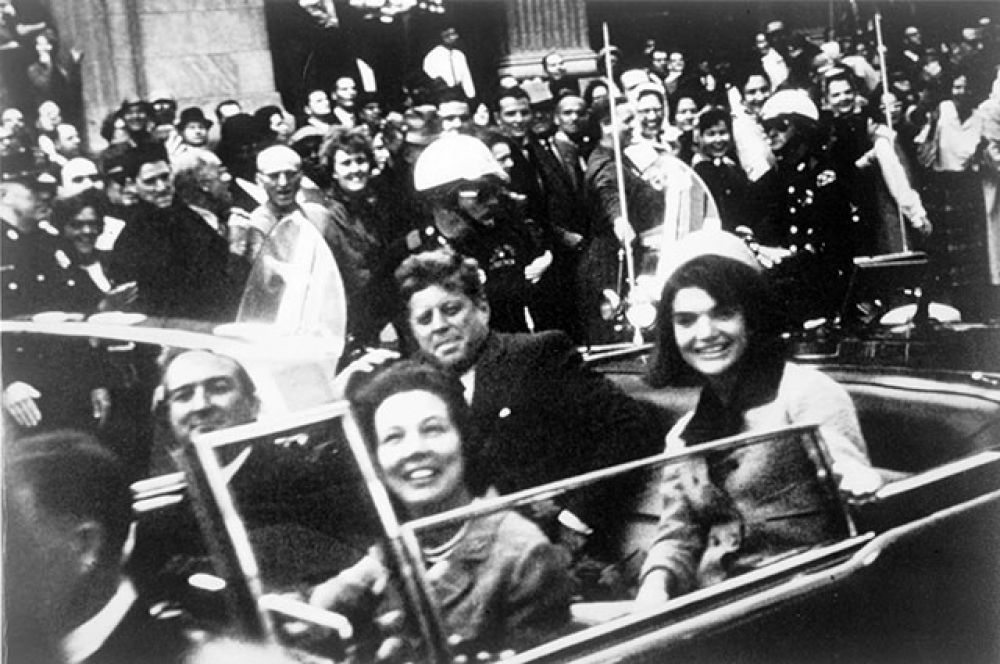 Джон Кеннеди был убит 22 ноября 1963 года в Далласе (штат Техас, США) бывшим морским пехотинцем Ли Харви Освальдом. Точные мотивы преступления до сих пор неясны.