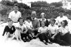 Джон Кеннеди (крайний слева в верхнем ряду) родился в городе Бруклайн (штат Массачусетс, США) 29 мая 1917 года в семье предпринимателя и политика Джозефа Патрика Кеннеди и филантропа Розы Элизабет Фицджеральд.