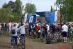 Общим местом сбора для участников велопробега «Пермское кольцо» стал стадион Локомотив. На поле организаторы поставили большую сцену. 