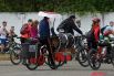 Более опытные велосипедисты отправились по маршруту на 20 километров по улице Мира до Грибоедова до посёлка Архиерейка. 