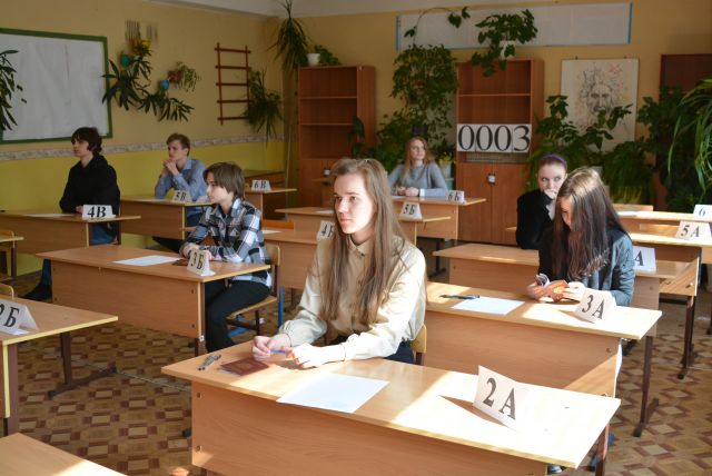 Ямальские школьники сдают географию и информатику.