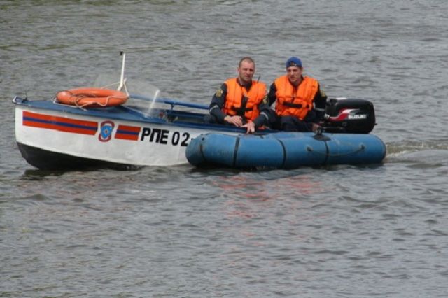 Спасатели отбуксировали лодку к месту стоянки.