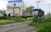 Сломанное ураганом дерево на трамвайных путях в Москве.