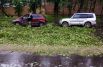 Автомобили, пострадавшие в результате урагана в Москве.