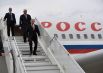 Владимир Путин спускается по трапу во время встречи в парижском аэропорту имени Шарля де Голля.