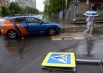 Поваленный ураганом дорожный знак на одной из улиц в Москве.