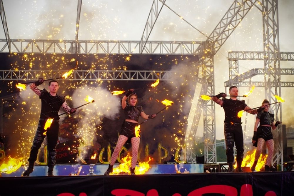 А также мастера fire-искусства из Белоруссии и Казахстана.